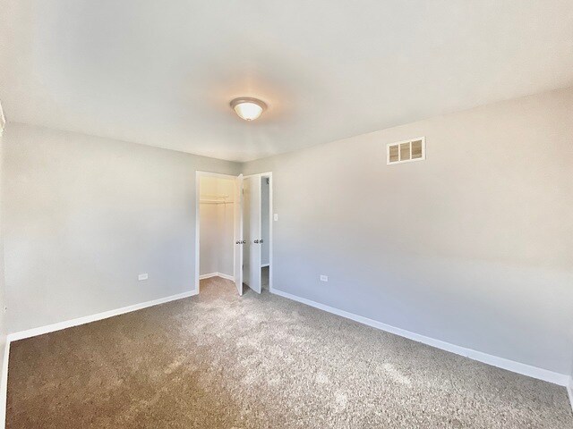 Building Photo - 14622 Kenwood Ave