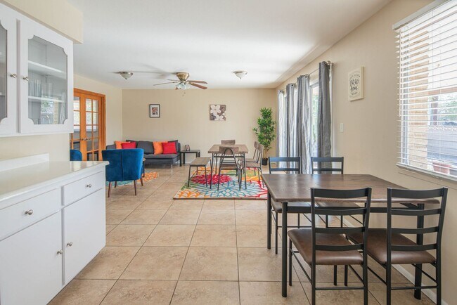 Building Photo - 1047 E Alameda Dr