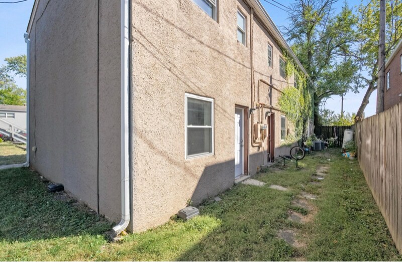 Building Photo - 464 E Norwich Ave
