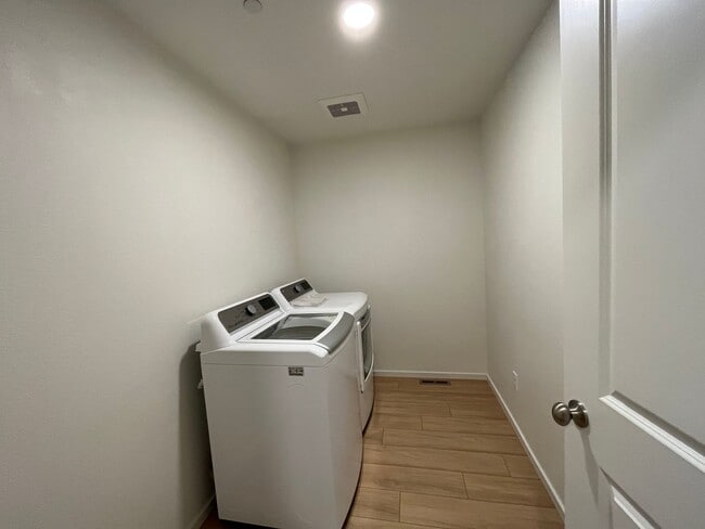 Building Photo - Beautiful Newer Build Townhome in Greeley