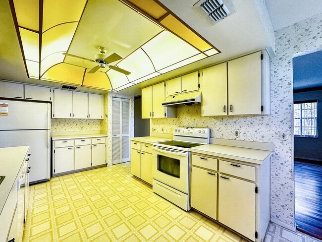 Building Photo - "55 & OLDER COMMUNITY! Charming 2-Bedroom Oasis with 2 Full Baths and 1,747 Sq Ft in New Port Ric...