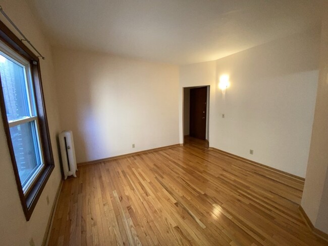 Building Photo - 1 Bed 1 Bath - Lowry Hill - 5 Blocks from ...