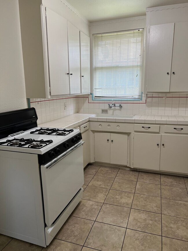 Building Photo - ONE BEDROOM APT W/ GARAGE!