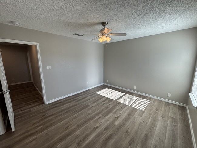 Building Photo - 3 bed 2 bath, move in ready!