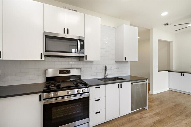Building Photo - 2118 Zephyr Ln