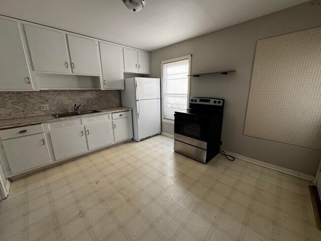 Building Photo - 2407 Inglewood Dr