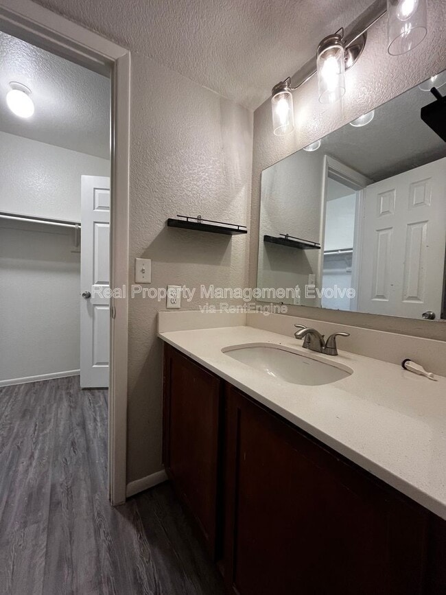 Building Photo - 2040 S Longmore