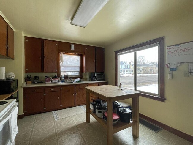 Building Photo - 1323 N 21st St