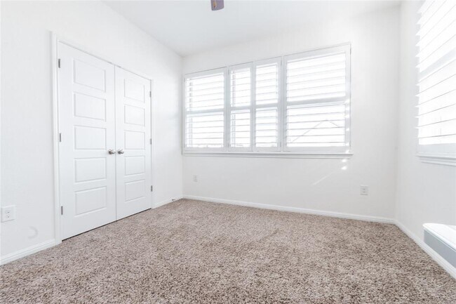 Building Photo - 2913 Zelma Dr