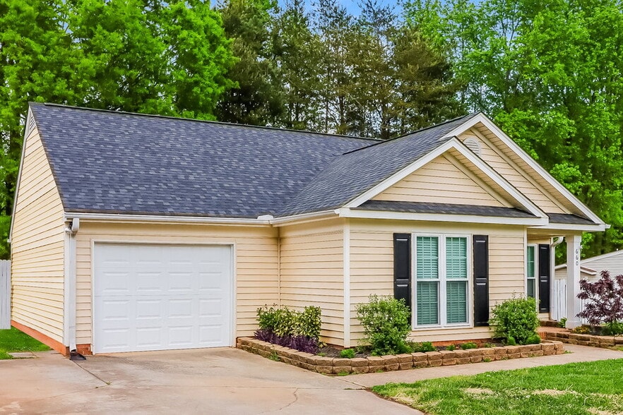 Building Photo - 660 Rebecca Jane Dr