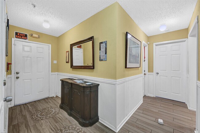Building Photo - 7223 Lakewood Dr