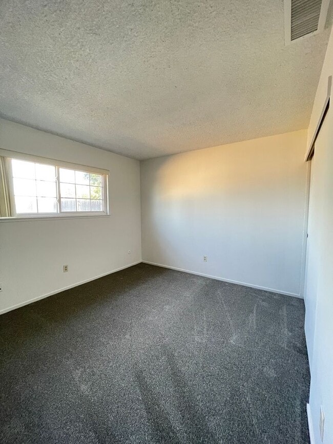 Building Photo - Refreshed 3 bed/1 bath Foothills Farms Home