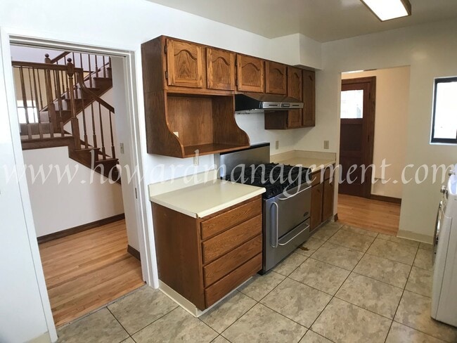 Building Photo - Two story home with newer central A/C in the Mar Vista Hills. Large kitchen, family room, and lar...