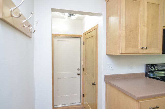 Building Photo - 825 Smits St