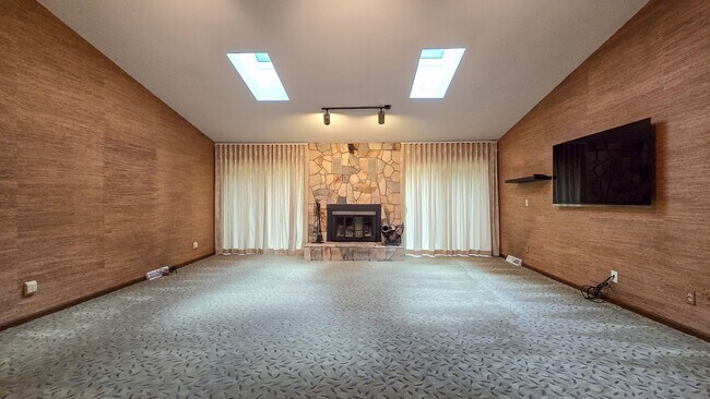 Building Photo - 632 Browning Pl