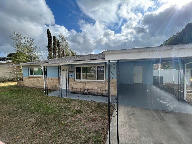 Building Photo - Charming 2-bedroom 1-bath home