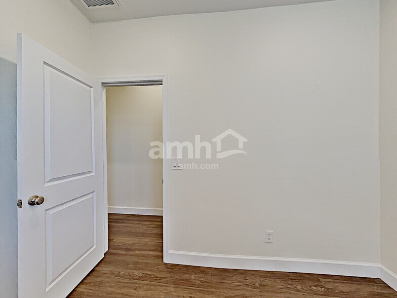 Building Photo - 5951 W Larkspur Dr