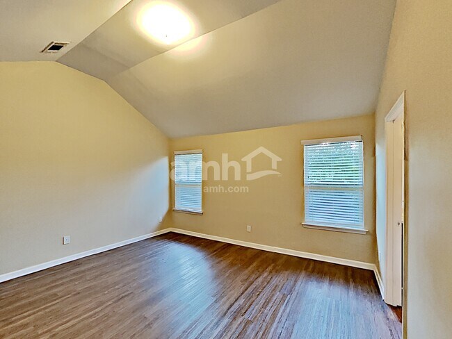 Building Photo - 303 Hidden Creek Ln