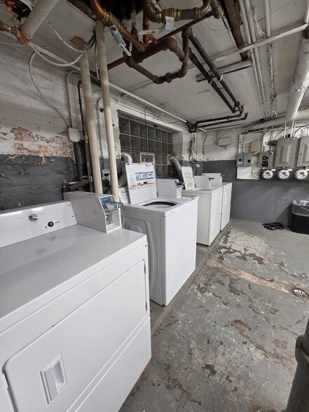 Building Photo - 4831 W Roscoe St