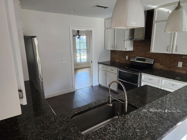 Building Photo - Recently renovated and ready to move in.