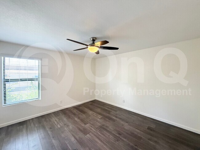 Building Photo - 1402 E Guadalupe Rd