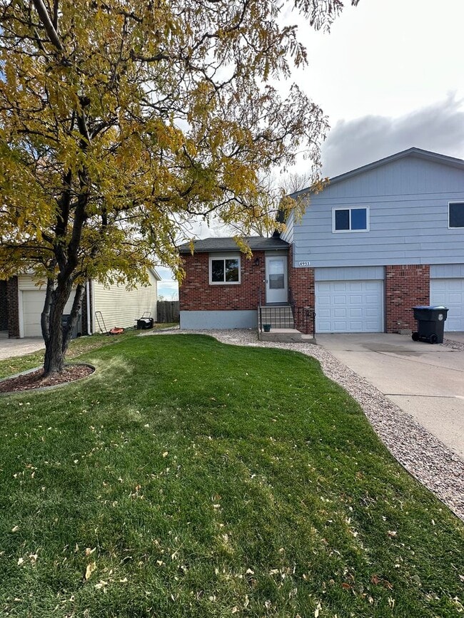 Building Photo - BEAUTIFULLY UPDATED 3 BEDROOM, 2 BATHROOM TWIN HOME WITH ATTACHED 1 CAR GARAGE