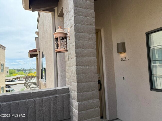 Building Photo - 2028 E River Rd