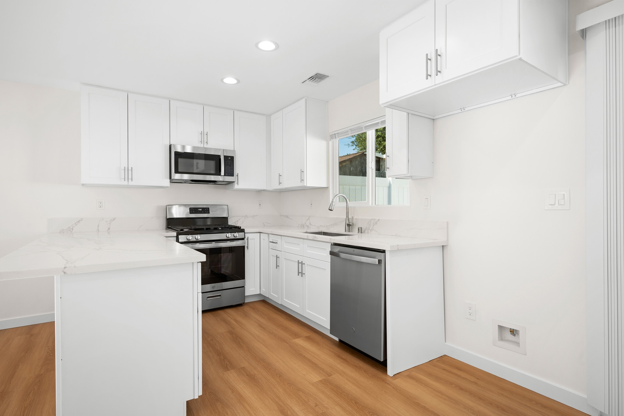 Building Photo - 7649 Thousand Oaks Dr