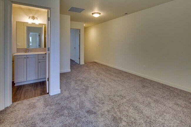 Building Photo - End unit Pahlish Townhome!