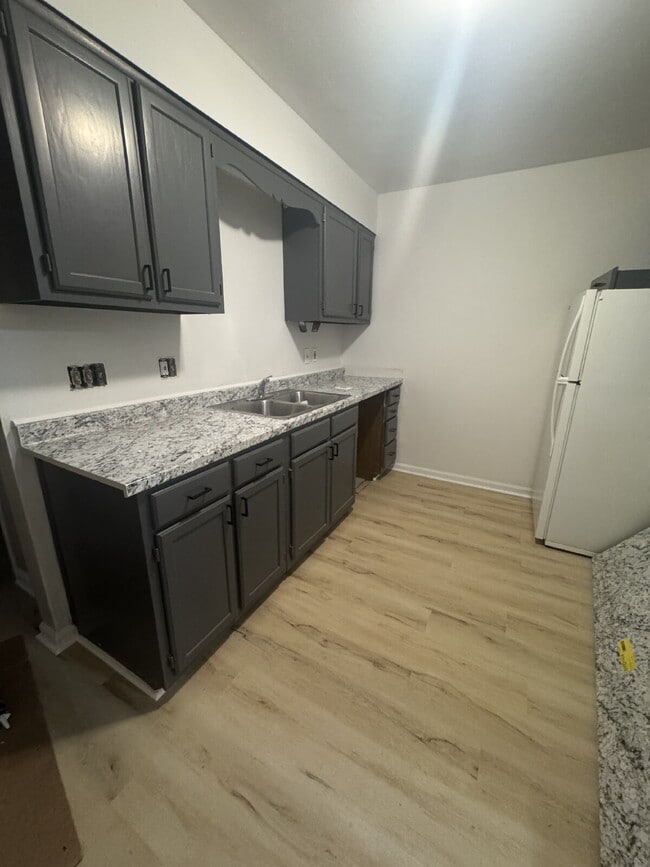 Building Photo - Newly remodeled apartment