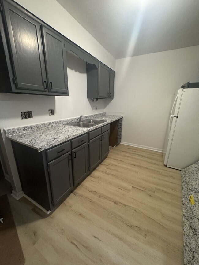 Building Photo - Newly remodeled townhome