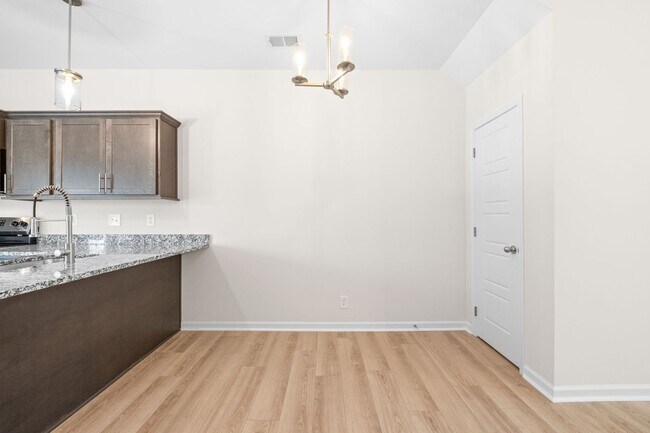 Building Photo - 2 Bedroom Condo For Rent Near Riverside Dr...