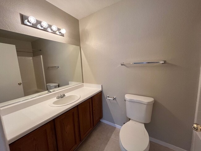 Building Photo - Beautiful Henderson 2 Bedroom Townhouse!