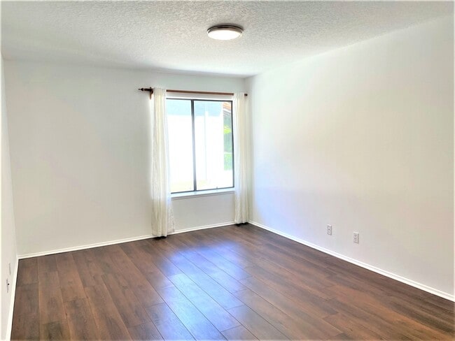 Building Photo - 1450 Palisades Dr