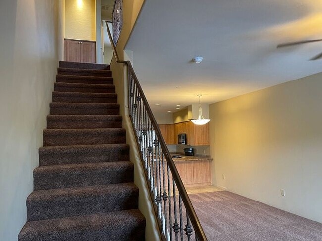 Building Photo - Popular 2BR/2.5BA 2 Story Townhome conveniently located close to PCC, U of A!