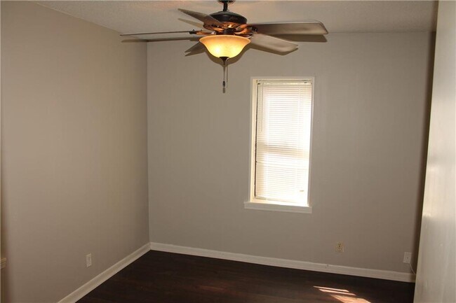 Building Photo - 2305 Hillwood Dr E