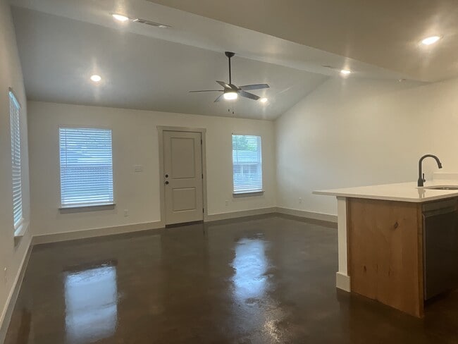 Building Photo - 533 Bradburn Rd