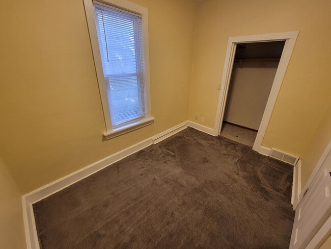 Building Photo - AVAILABLE April! - 4 Bed, 2 Bath Bright & Spacious Home