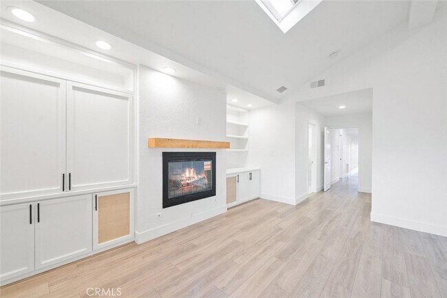 Building Photo - 411 Goldenrod Ave
