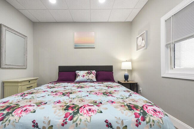 Building Photo - 153 Labelle St