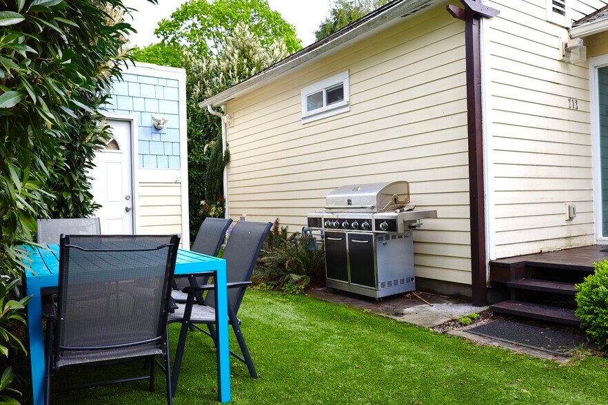 Building Photo - 712 SE 42nd Ave