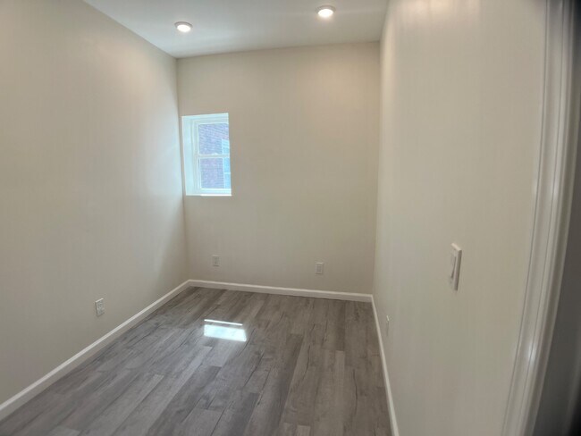 Building Photo - 1252 S 15th St
