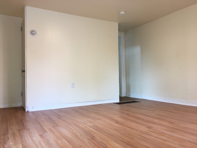 Building Photo - 86 Adeline St