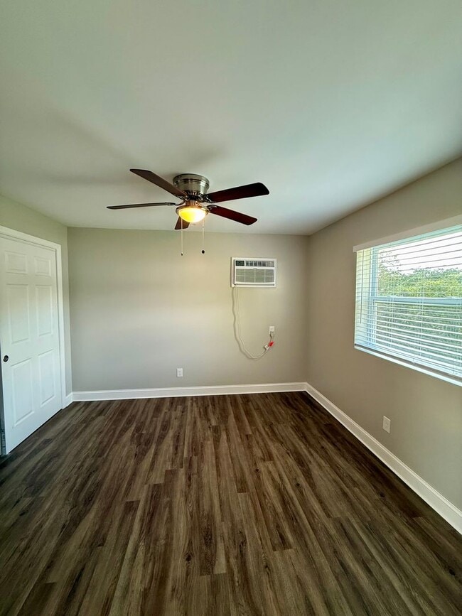 Building Photo - Oak Ridge - 3 bedroom 2 bath Duplex - call...