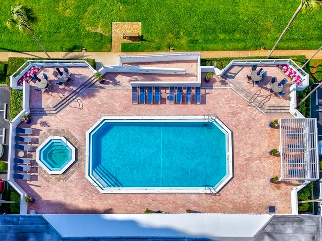 Building Photo - 123 Lakeshore Dr