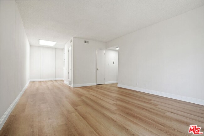 Building Photo - 1134 N Clark St