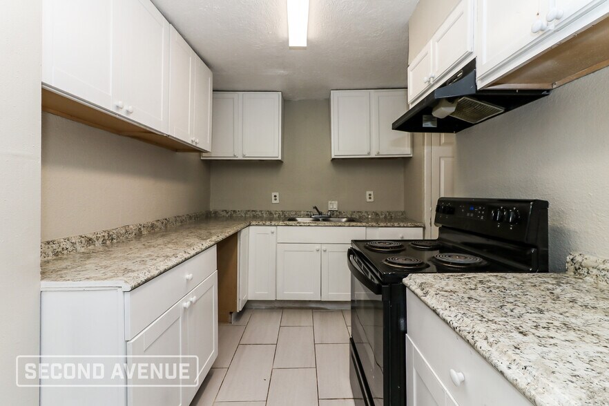 Building Photo - 5911 Kenilwood Dr