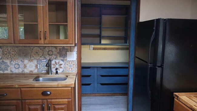 Building Photo - Spacious