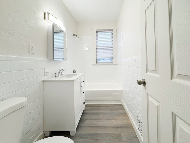 Building Photo - 620 River St