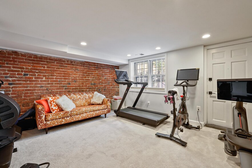 Building Photo - 1225 33rd St NW